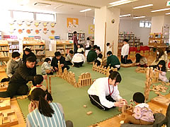 「積み木で遊ぼう」の画像
