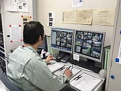 「監視カメラで観察」の画像