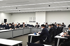 「第4回中山間地域振興条例(仮称)制定検討委員会の様子」の画像