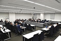 「第6回子ども・若者の権利条例(仮称)制定検討委員会の様子」の画像