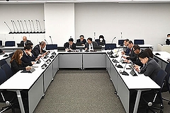 「第7回子ども・若者の権利条例(仮称)制定検討委員会の様子」の画像