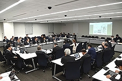 「第10回子ども・若者の権利条例(仮称)制定検討委員会の様子」の画像