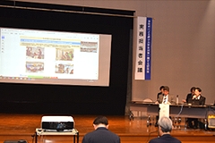 「説明する県の担当者」の画像