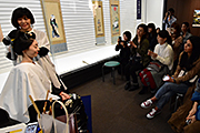 記事「優美な立ち姿にうっとり　歌麿肉筆美人画を髪結いで再現」の画像