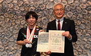 記事「シニアバドミントン2冠を市長に報告!」の画像
