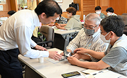 記事「高齢者のスマホスキル向上へ!地域でサポーターを養成」の画像