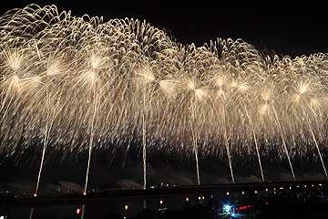 「壮大なスケールの「復興祈願花火フェニックス」」の画像2