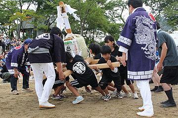 「とちお祭名物の樽みこしによる綱引き」の画像