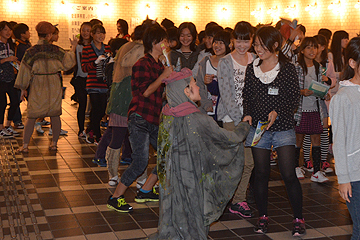 「終演後は出演者たちと握手でお別れ」の画像