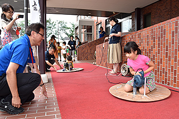「空気の実験教室ではホバークラフトに挑戦」の画像