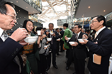 「全11地域の特産品や自慢の鍋が大集合」の画像