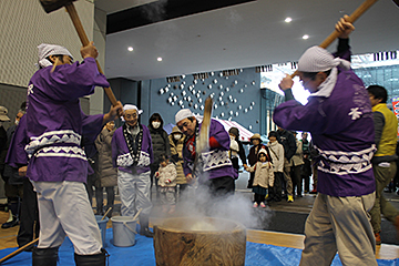 「テンポ良く力いっぱい餅をつく「三人づき」」の画像