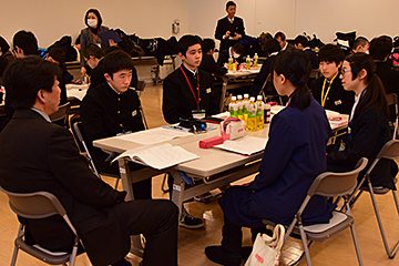 「まずグループに分かれて話し合いからスタート」の画像