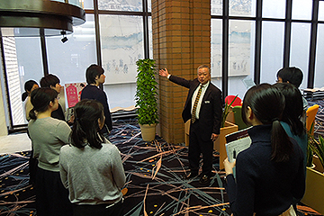 「学生たちは熱心に耳を傾けていました」の画像