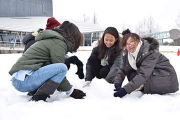 「文化の違いに驚いた雪だるまづくり」の画像