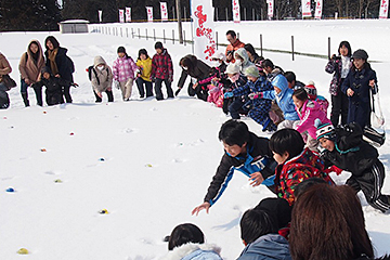 「雪に向かって子どもたちがダイビング」の画像