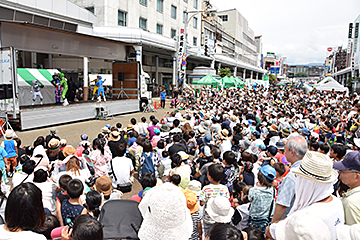 「大人気ヒーローの登場に大勢の親子が集まりました」の画像