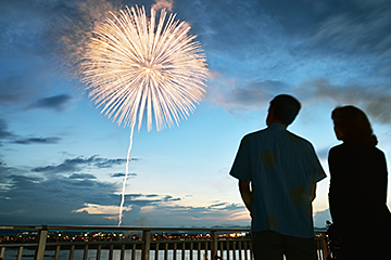 「２日の大花火大会を観覧したケネディ大使」の画像