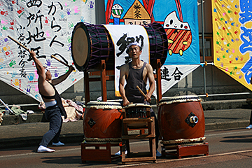 「大凧をバックに威勢のいい和太鼓の演奏でスタート」の画像