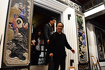 「演奏を終え鏝絵が施された土蔵を後にした三浦さん」の画像