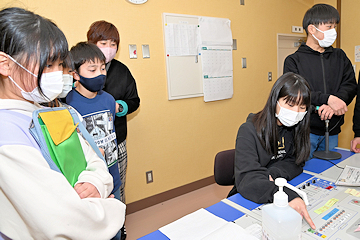 「栃尾東小の委員会活動を見学」の画像1