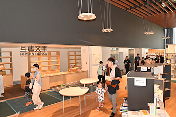 「建物の内部を見学」の画像