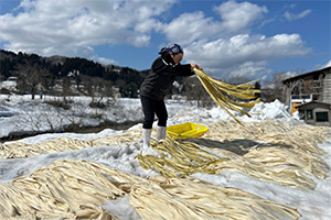 雪を活用した伝統製法で生産 小国和紙
