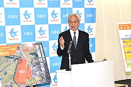 「会見の様子」の画像